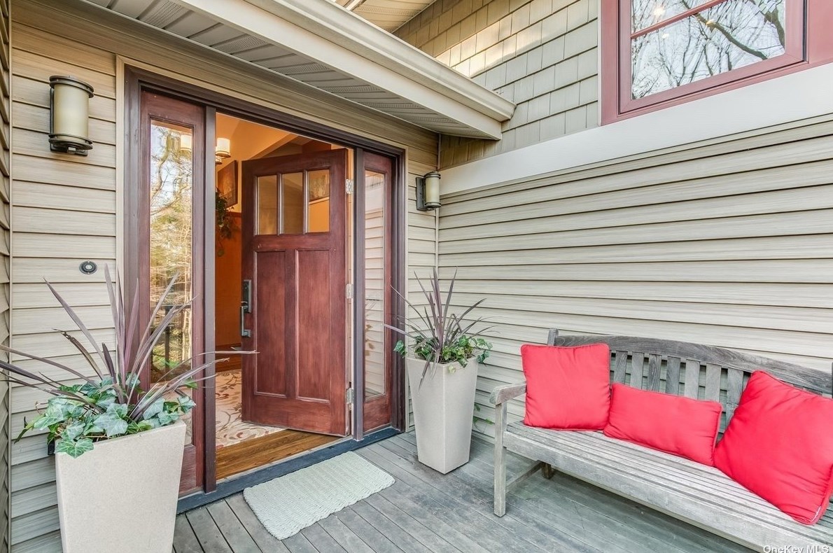 26 Anoatok Dr, Hunt, NY 11743-2015