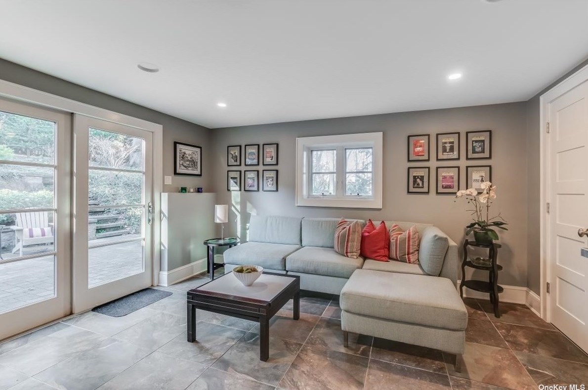 26 Anoatok Dr, Hunt NY 11743-2017 exterior