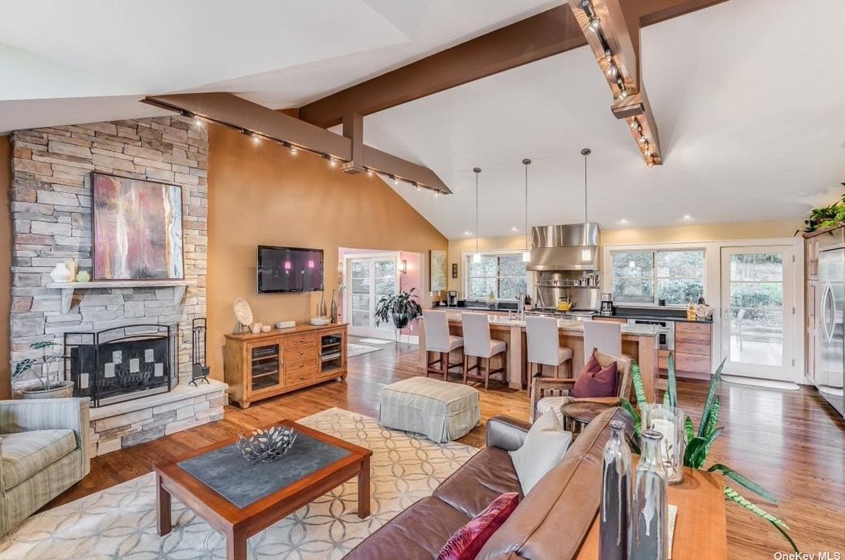 26 Anoatok Dr, Hunt NY 11743-2017 exterior