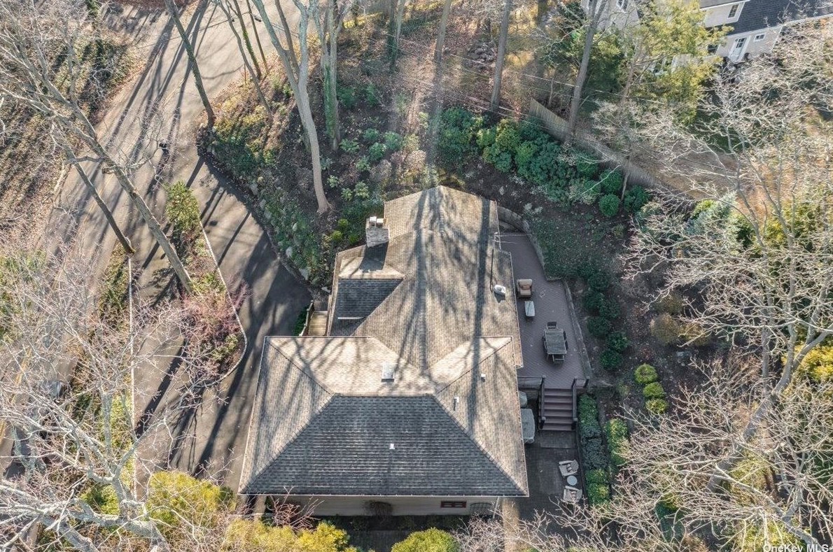 26 Anoatok Dr, Hunt NY 11743-2017 exterior