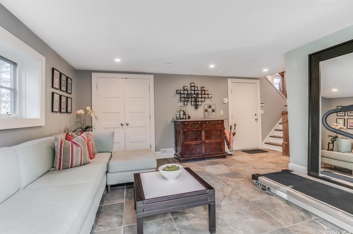 26 Anoatok Dr, Hunt NY 11743-2017 exterior