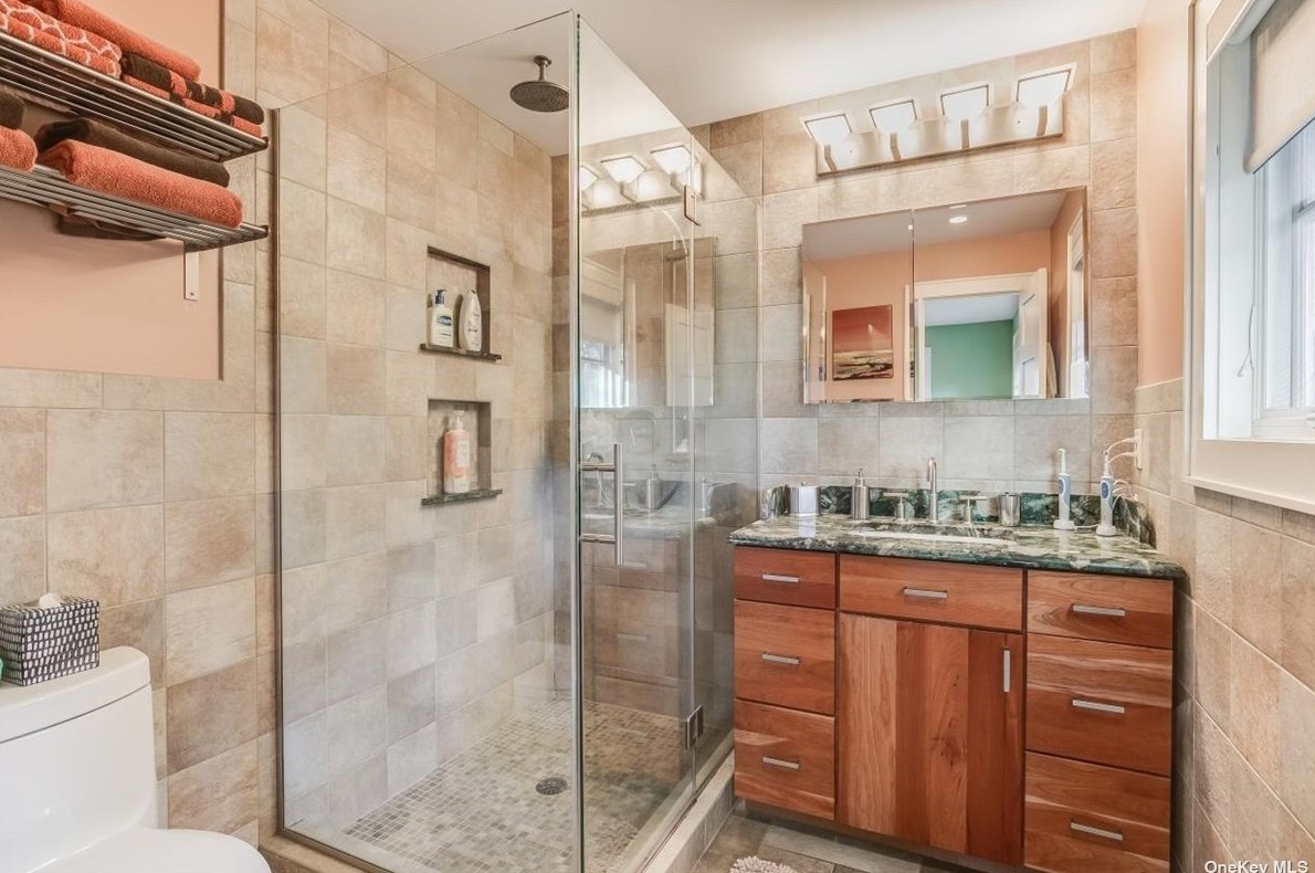 26 Anoatok Dr, Hunt NY 11743-2017 exterior