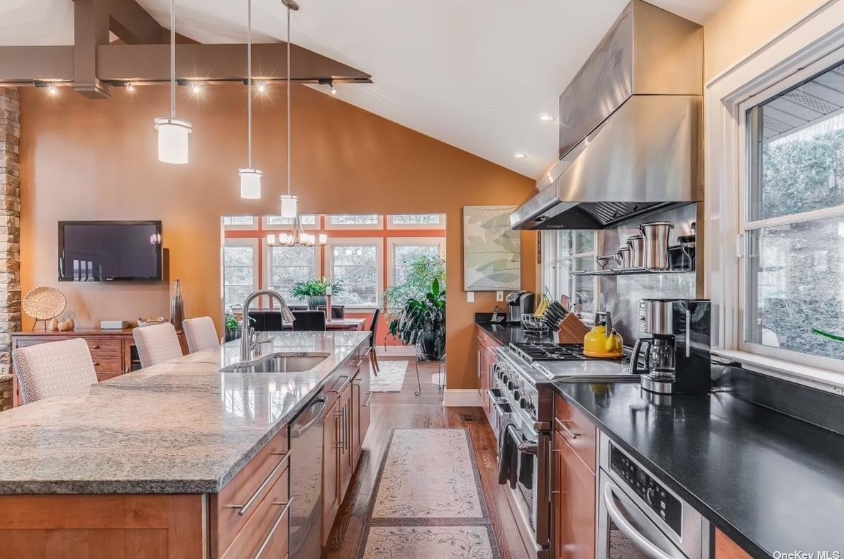 26 Anoatok Dr, Hunt NY 11743-2017 exterior