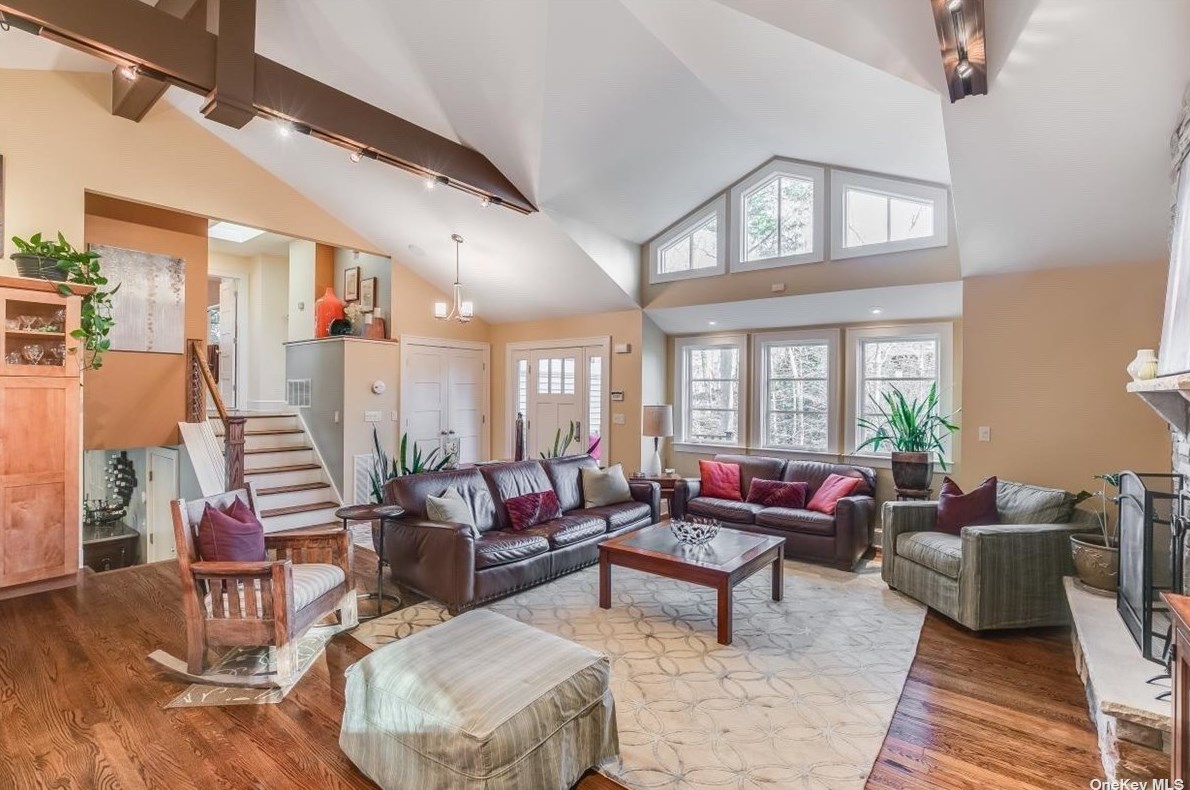 26 Anoatok Dr, Hunt NY 11743-2017 exterior