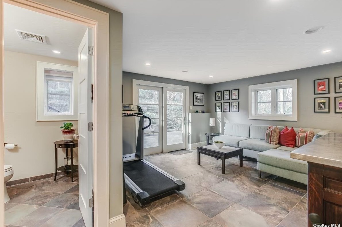 26 Anoatok Dr, Hunt NY 11743-2017 exterior