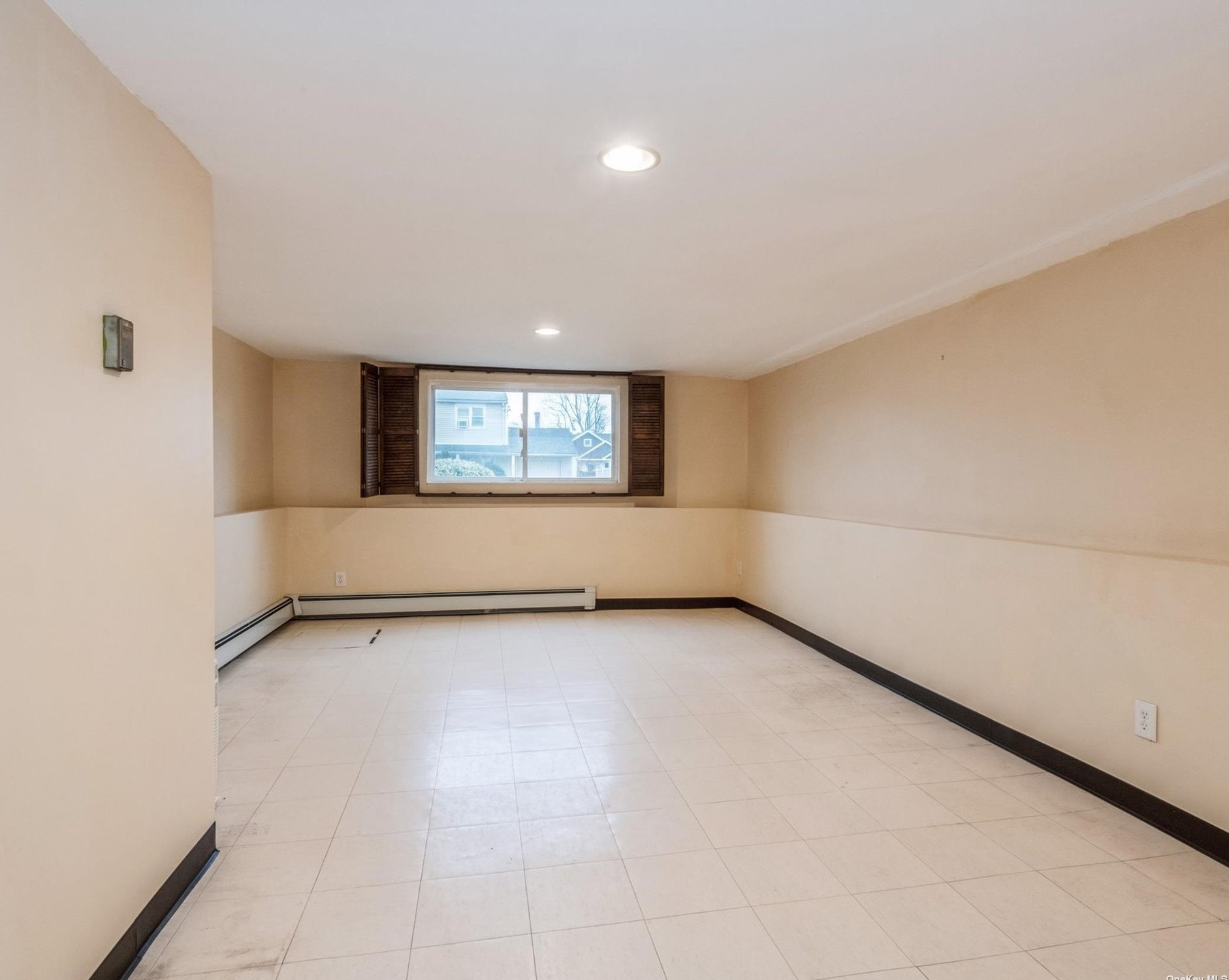 2716 Bch Dr, North Merrick NY 11566-4902 exterior