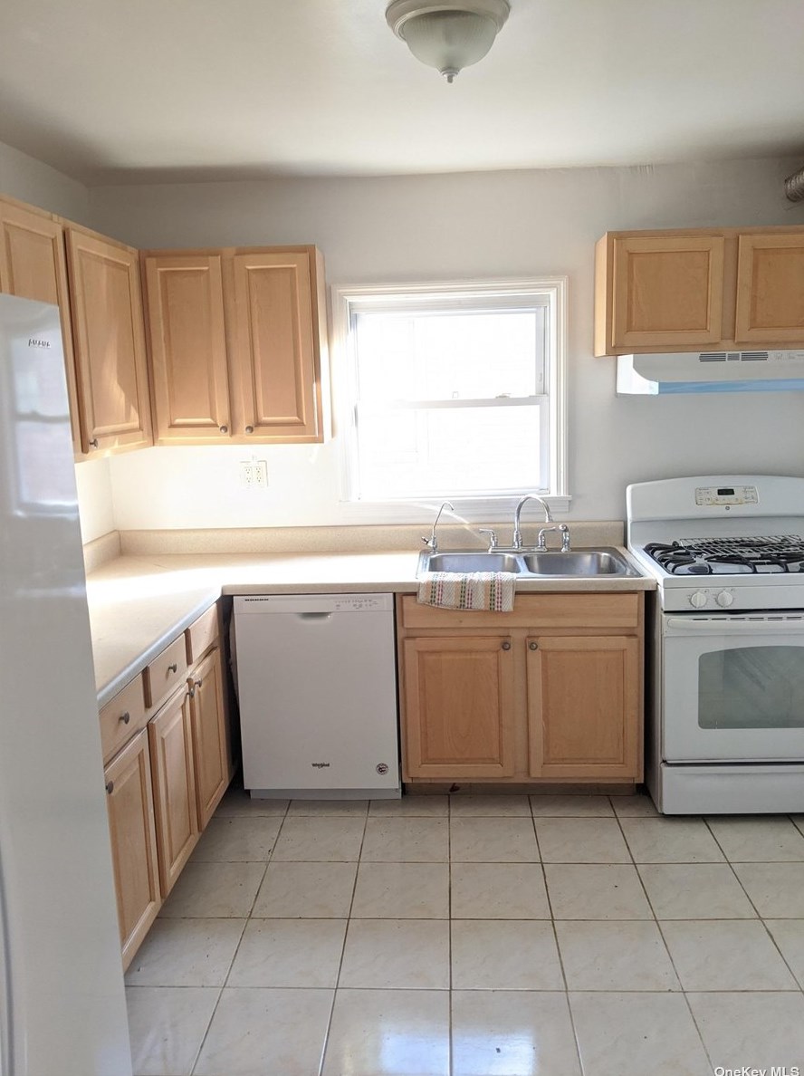 69- 185th St, Flushing NY  11365-1608 exterior