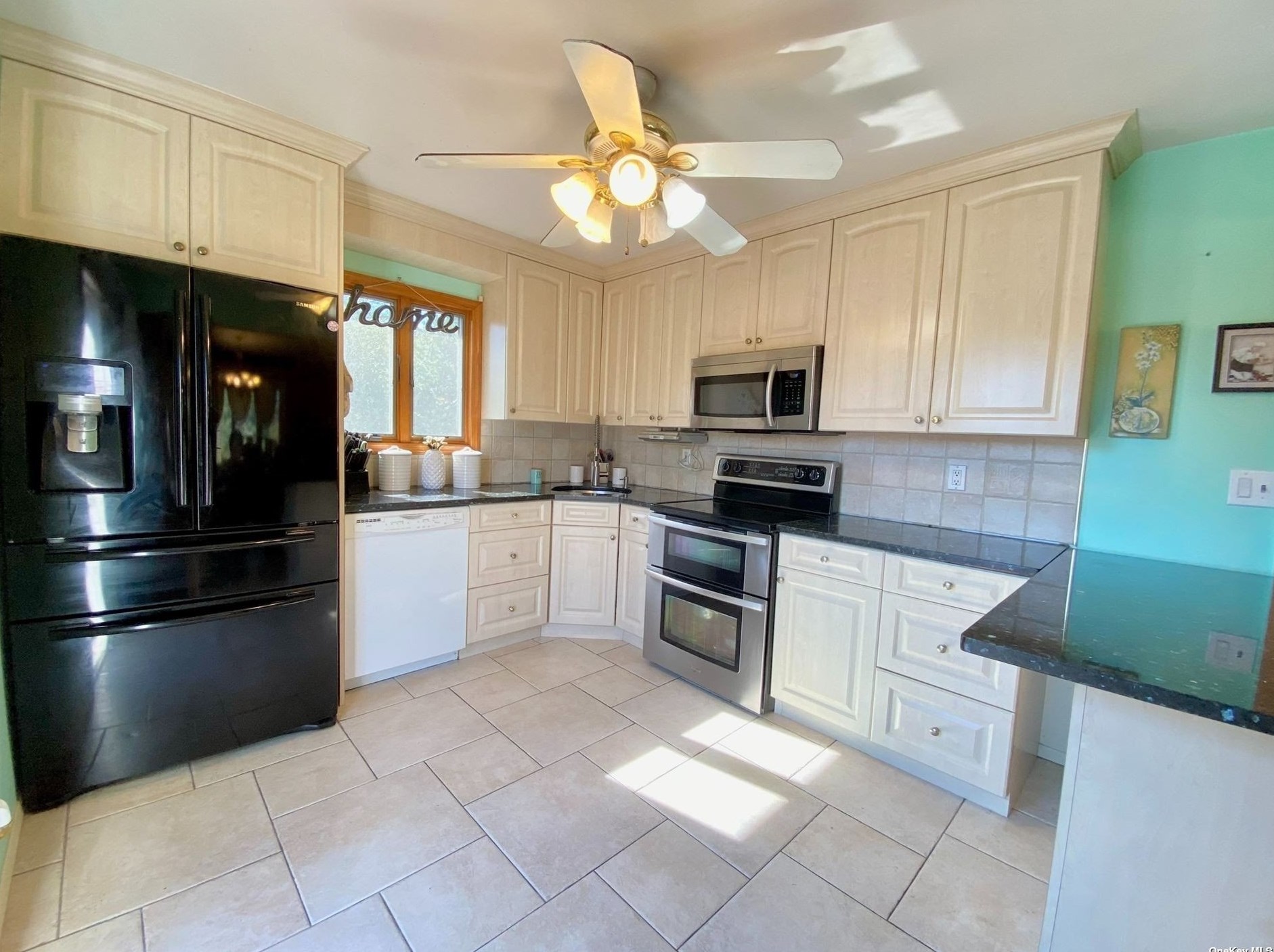 22 Carson Ln, Gordon Heights, NY 11763-4330