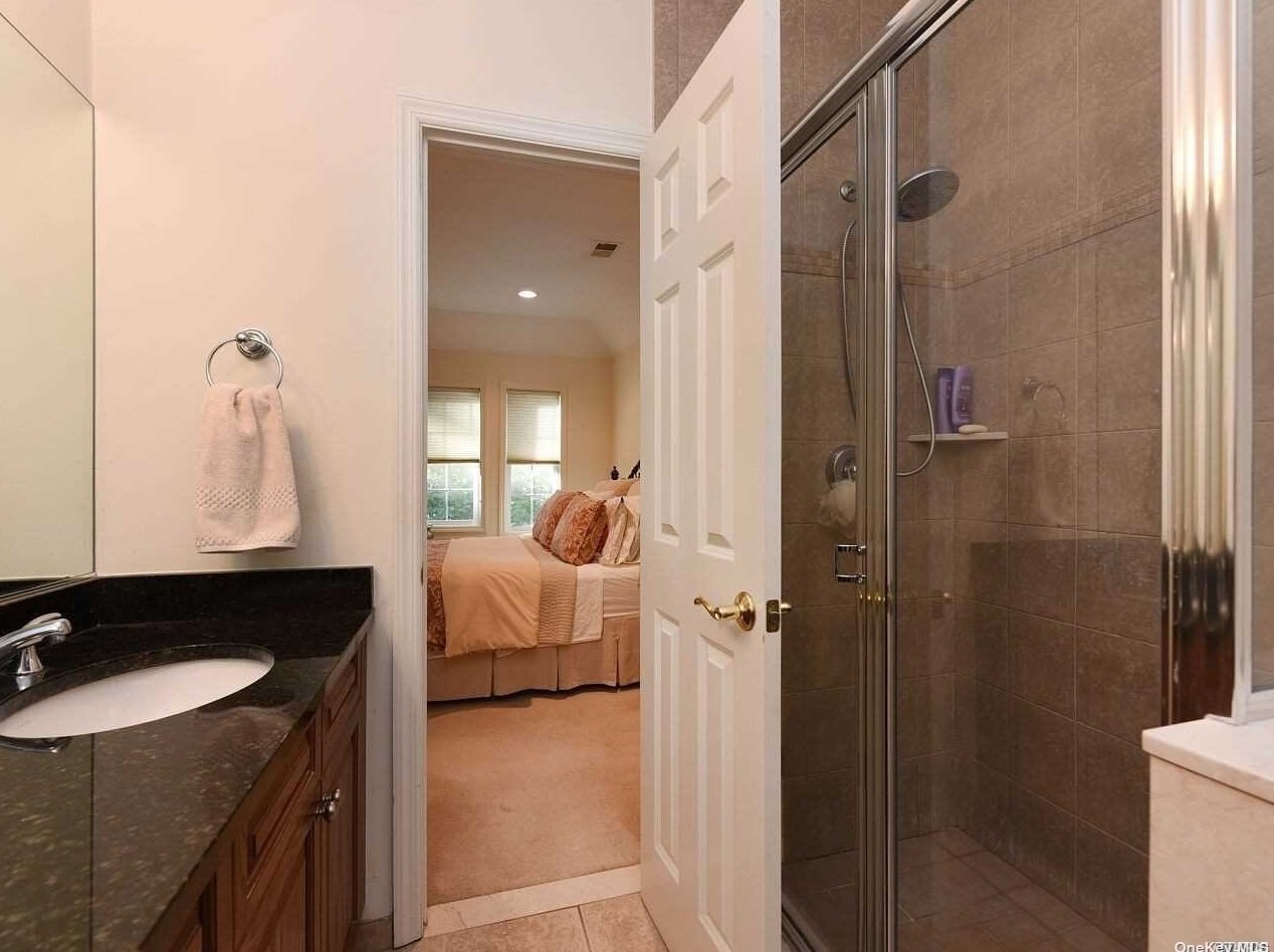 98 Autumn Dr, Hicksville NY  11803-6606 exterior