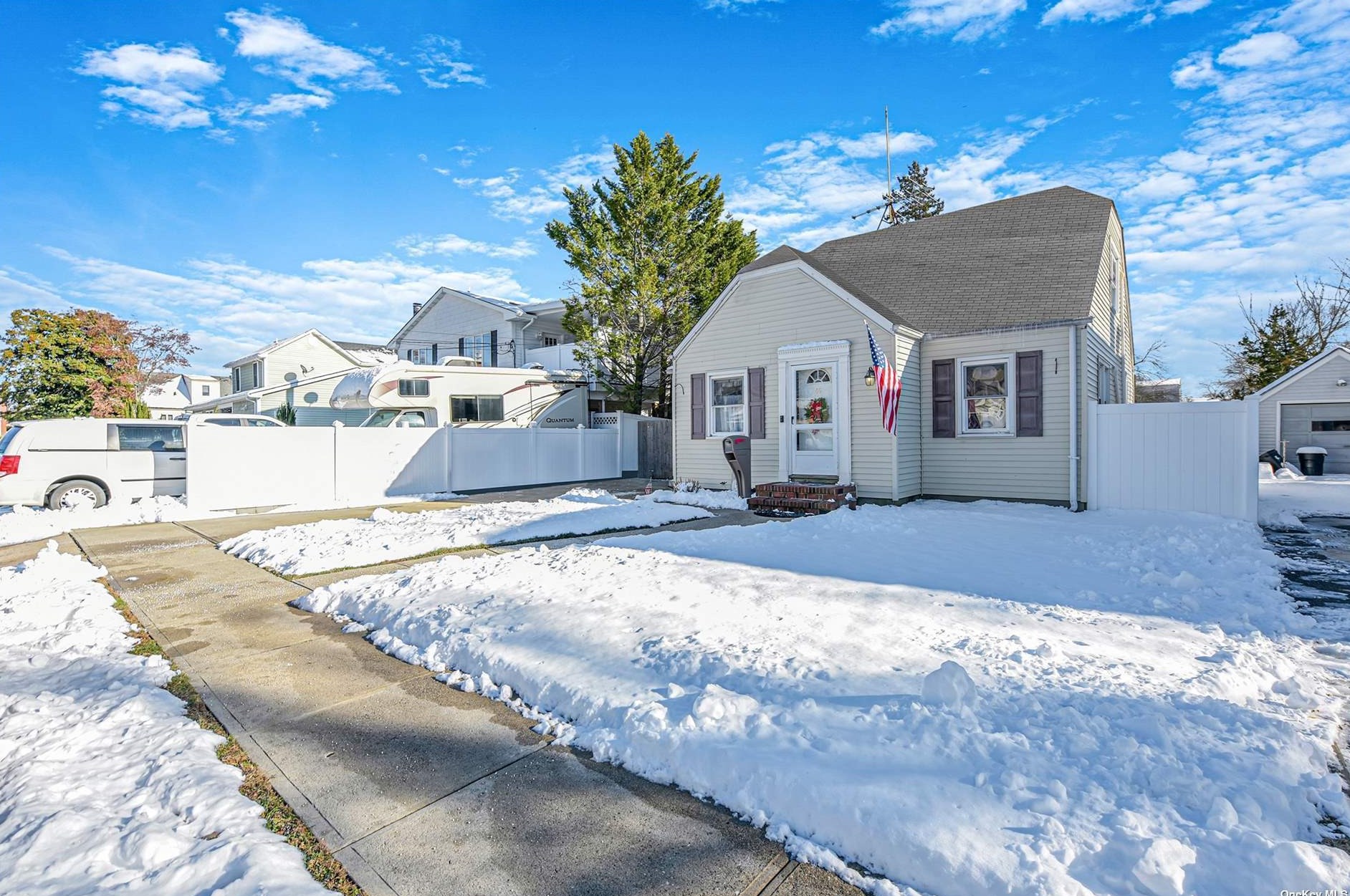 65 Ash St, North Lindenhurst, NY 11757