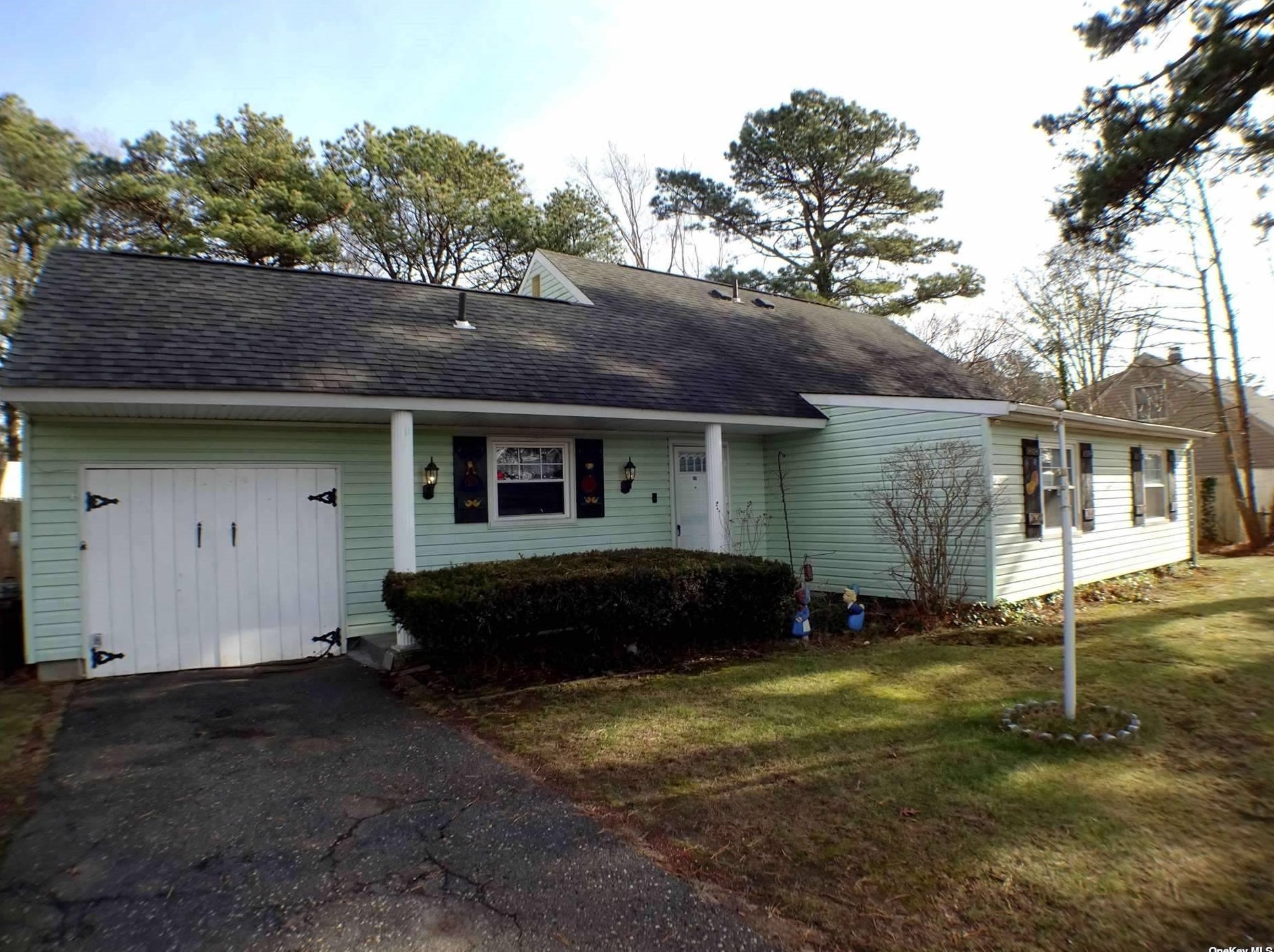 17 Lacebark Ln, Gordon Heights, NY 11763-4147