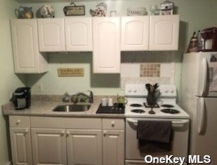 446 S 9th St, North Lindenhurst, NY 11757
