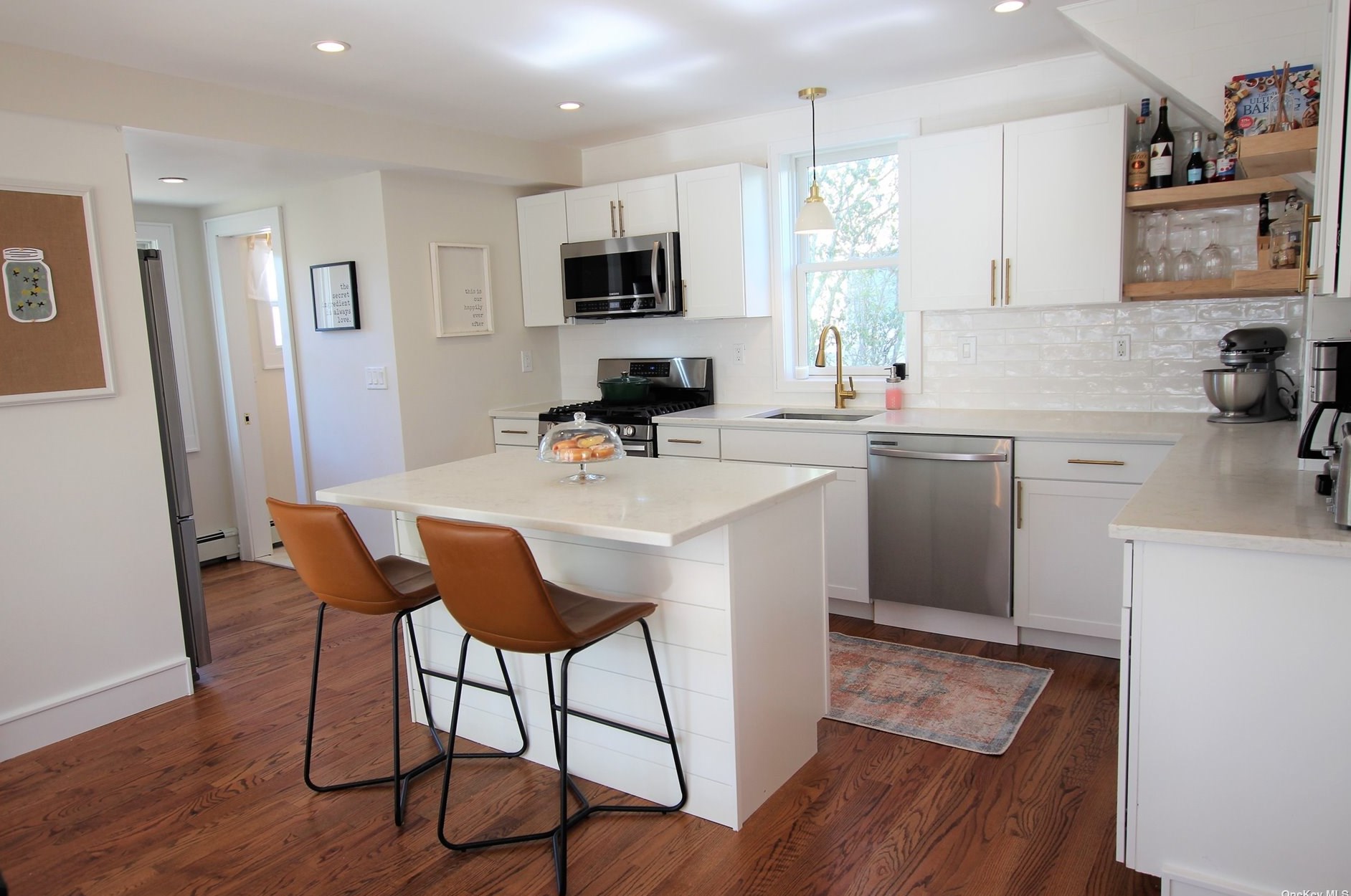 98 Greeley Ave, Sayville, NY 11782-2632