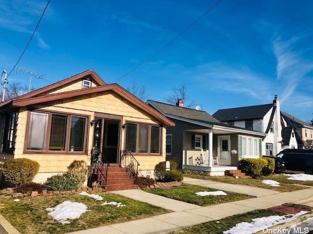 93 Lawrence Ave, Lynbrook, NY 11563-1938