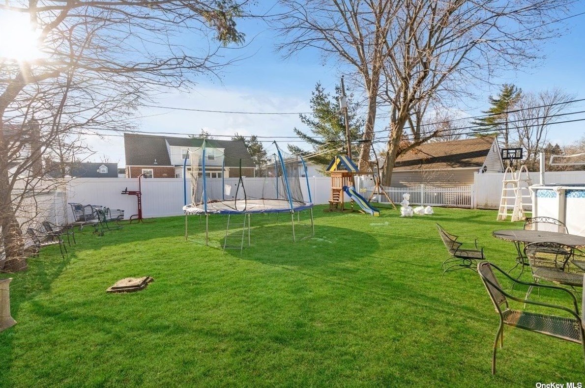 590 De Mott Ave, North Baldwin, NY 11510-1323