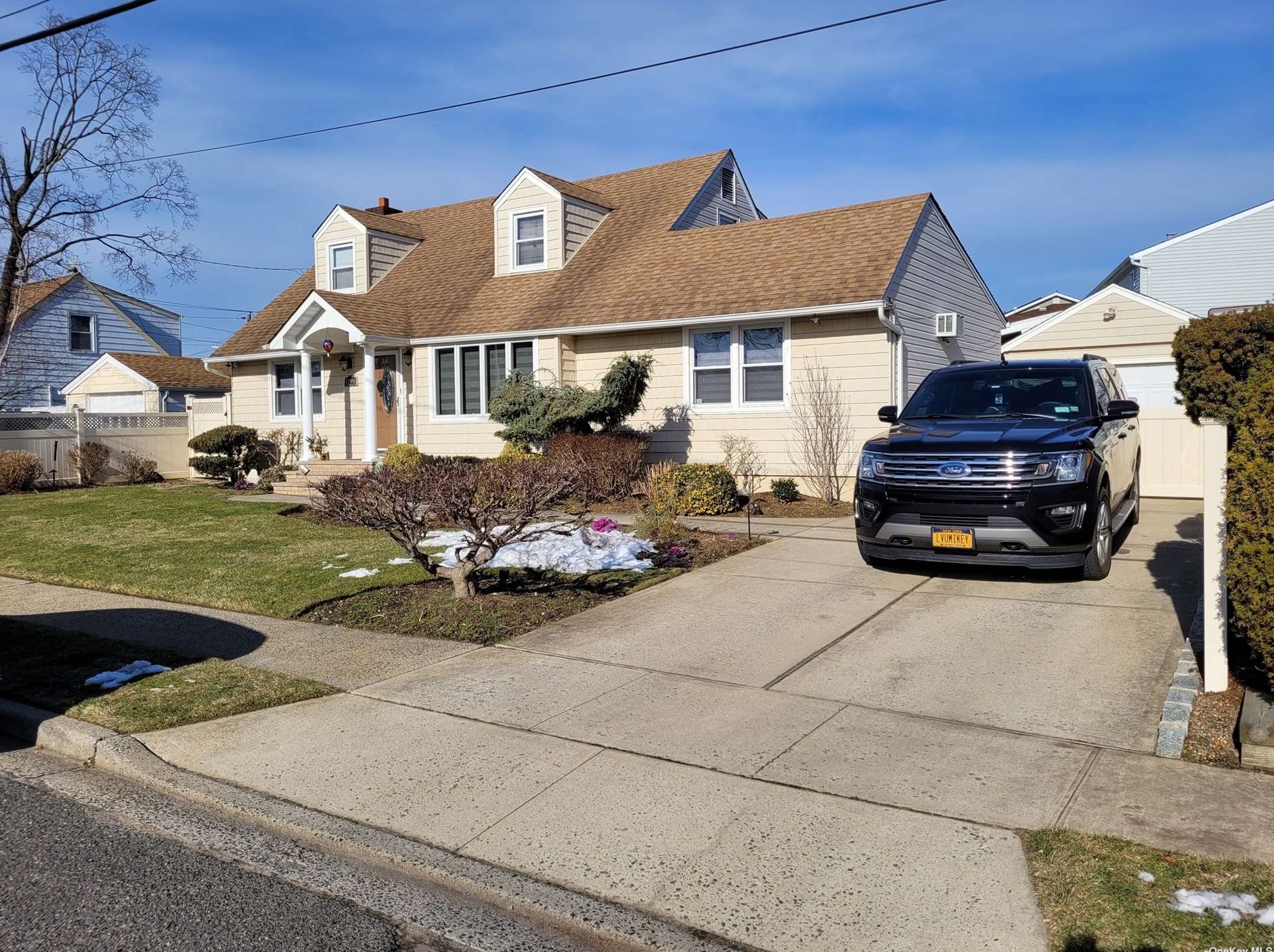 1198 Emma Pl, Franklin Square, NY 11010-1209