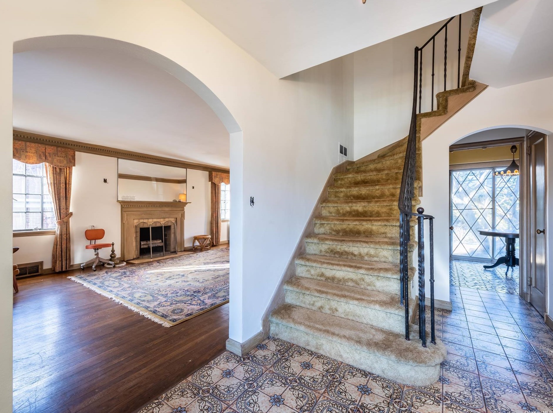 43 Payne Whitney Ln, North Hills, NY 11030