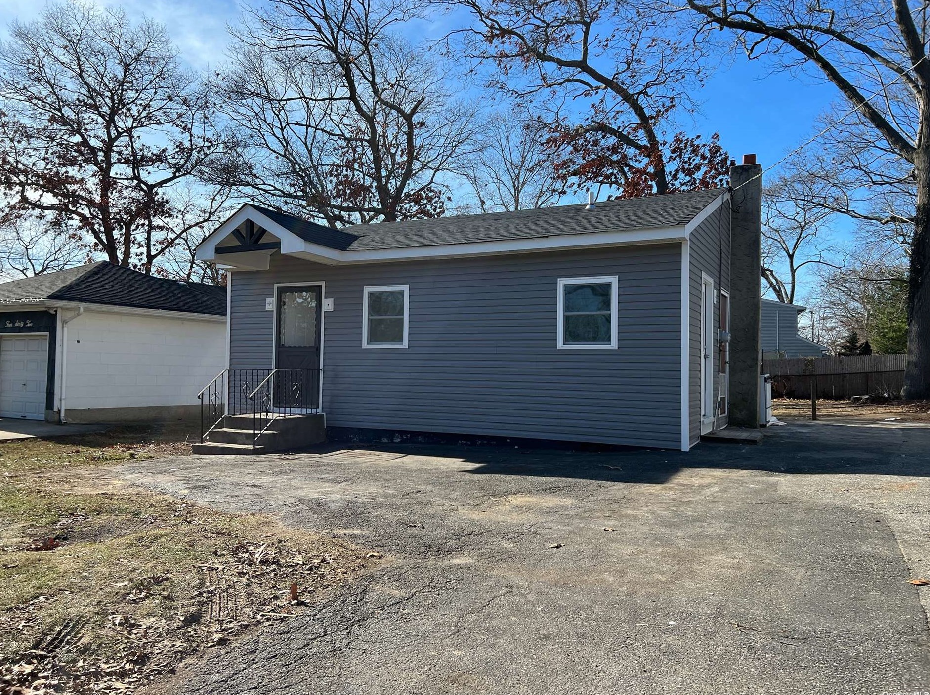 458 Adirondack Dr, Farmingville, NY 11738