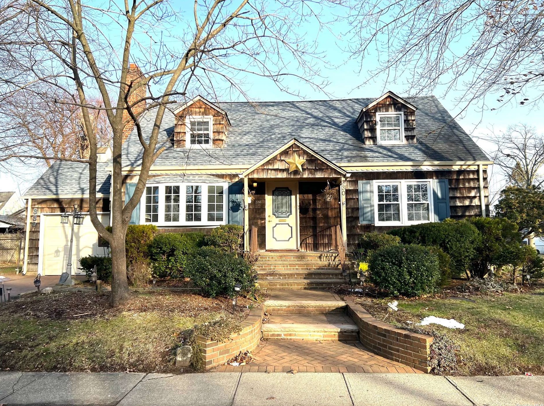 330 Fulton St, Westbury, NY 11590