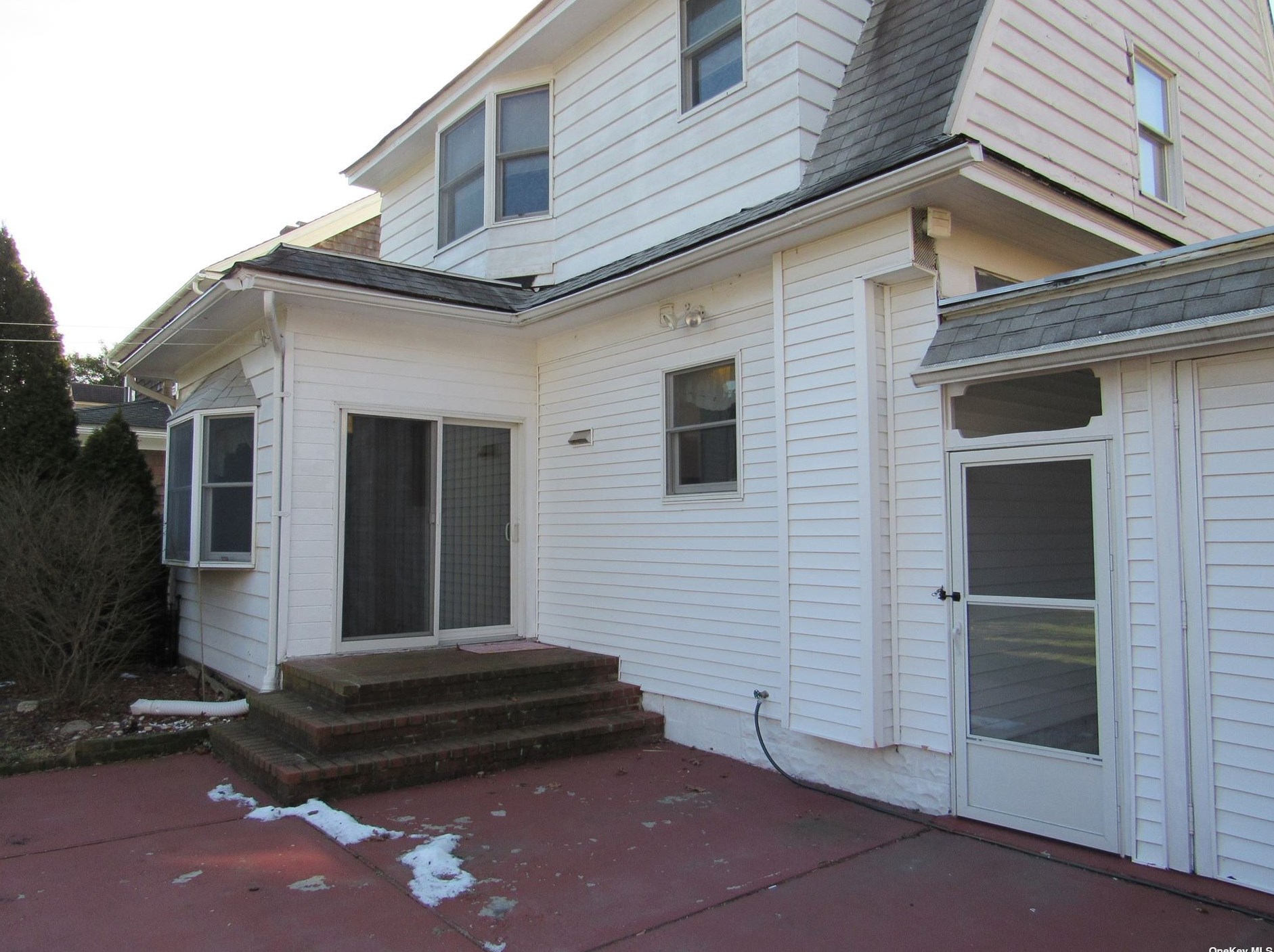 518 Ostrander Ave, Northampton, NY 11901-4680