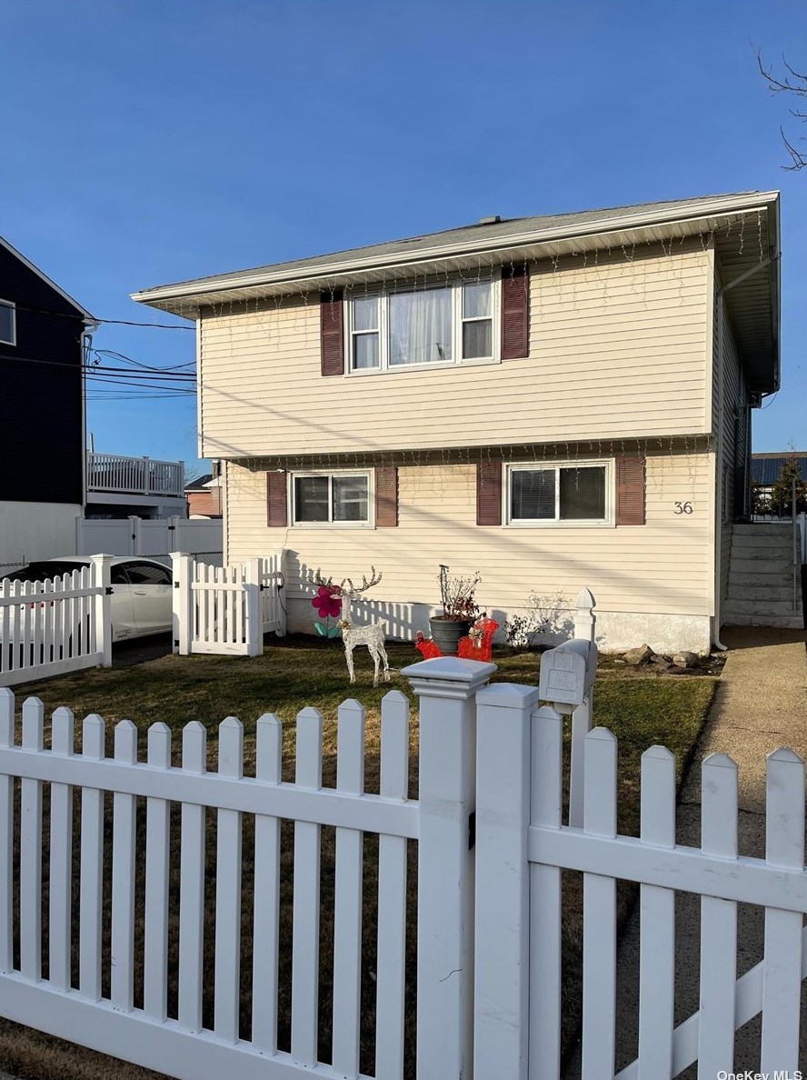 36 Radcliffe Rd, Barnum Island, NY 11558
