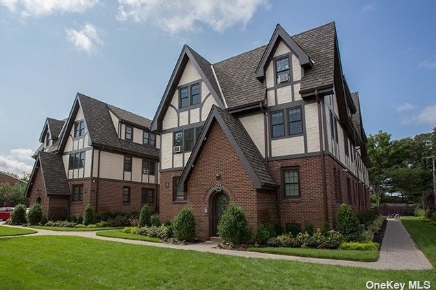 72 S Clinton Ave #2b, Bayshore, NY 11706