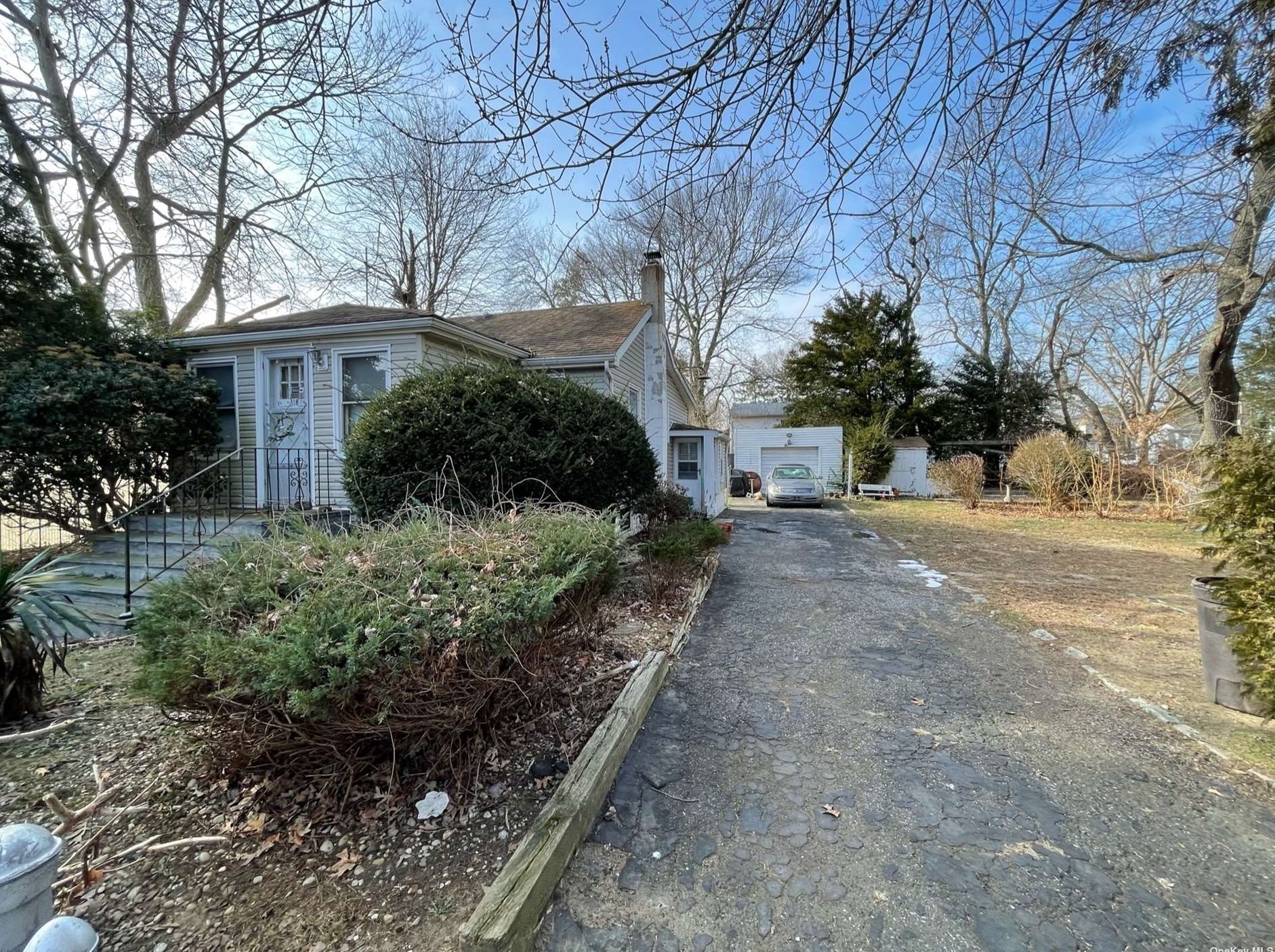 118 S 27th St, Wheatley Heights, NY 11798