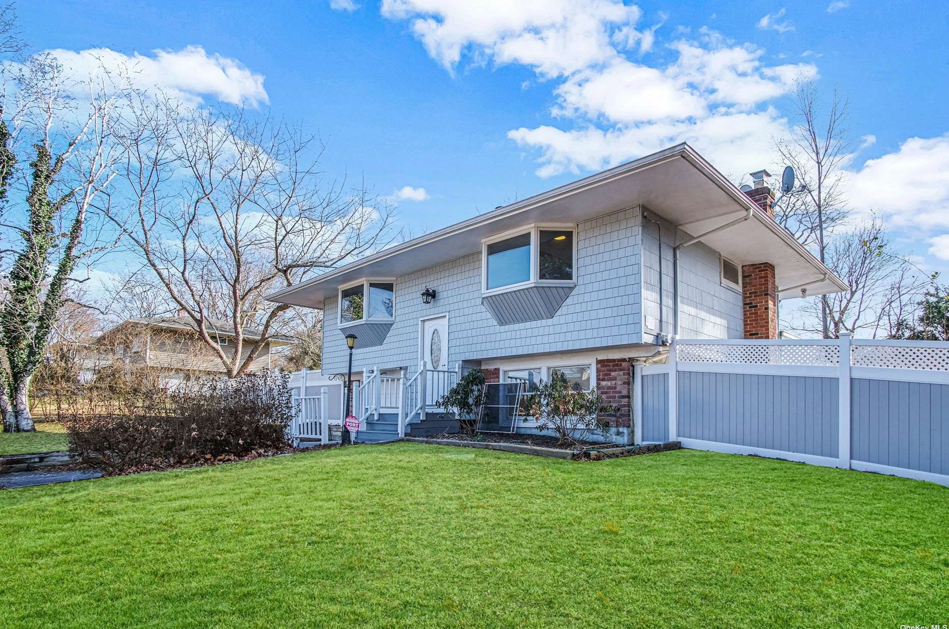 24 Bobcat Ln, Strongs Neck, NY 11733