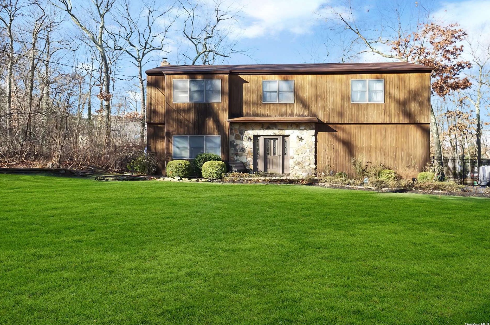 416 Hoffman Ln, Hauppauge, NY 11788-3100
