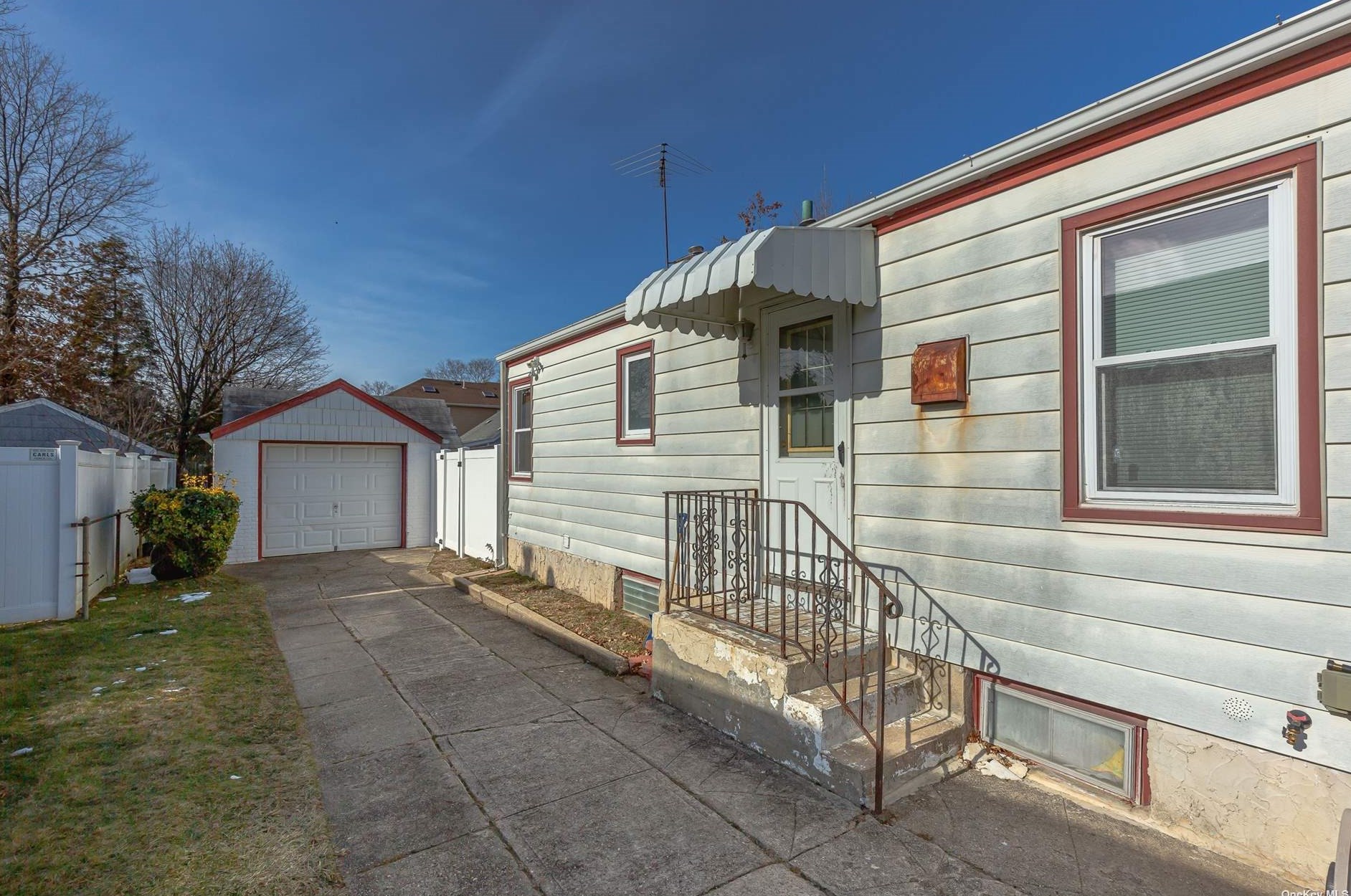 139 Rockaway Ave, Westbury, NY 11590