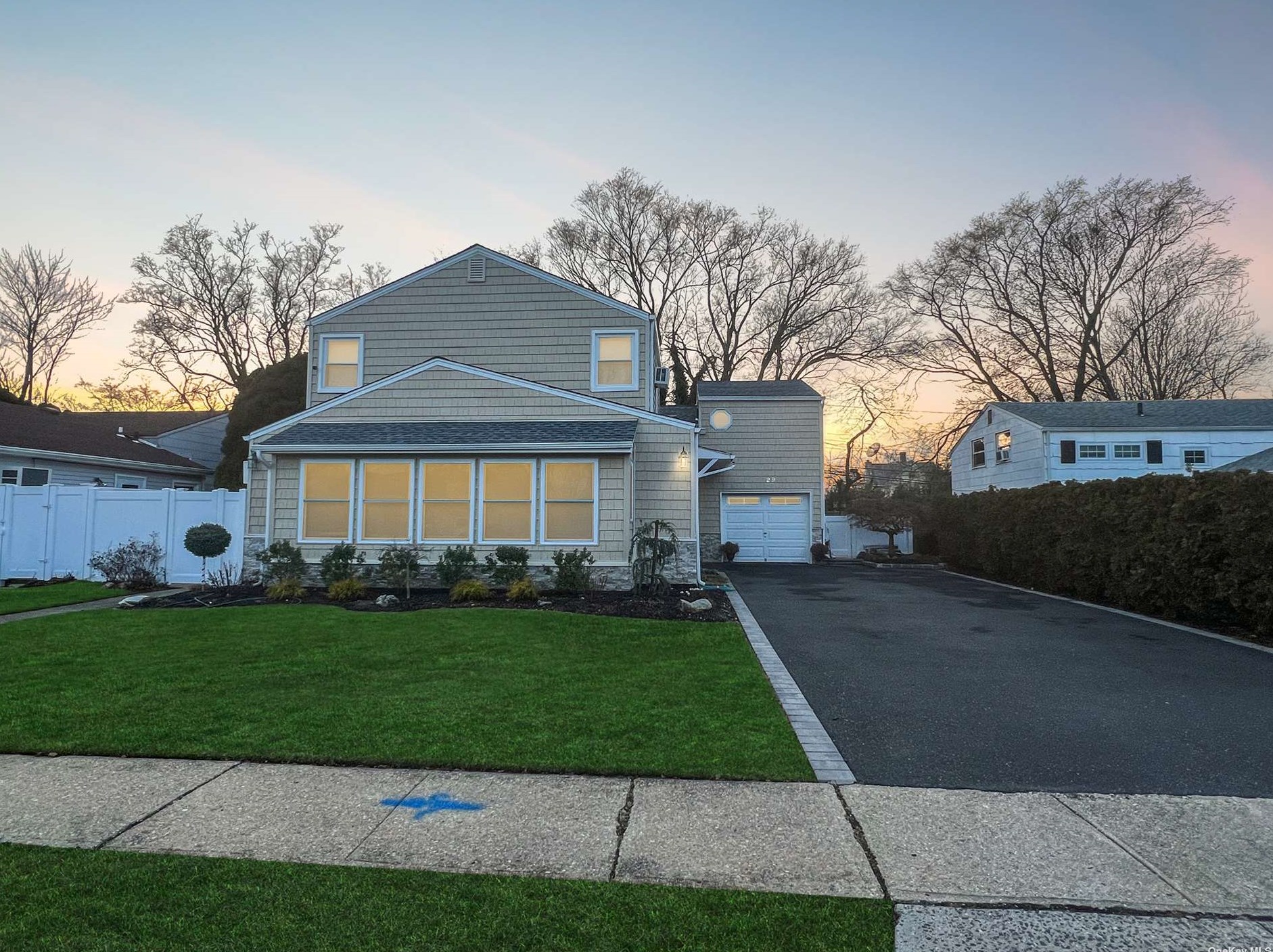 29 Jay St, Hicksville, NY 11801-5855