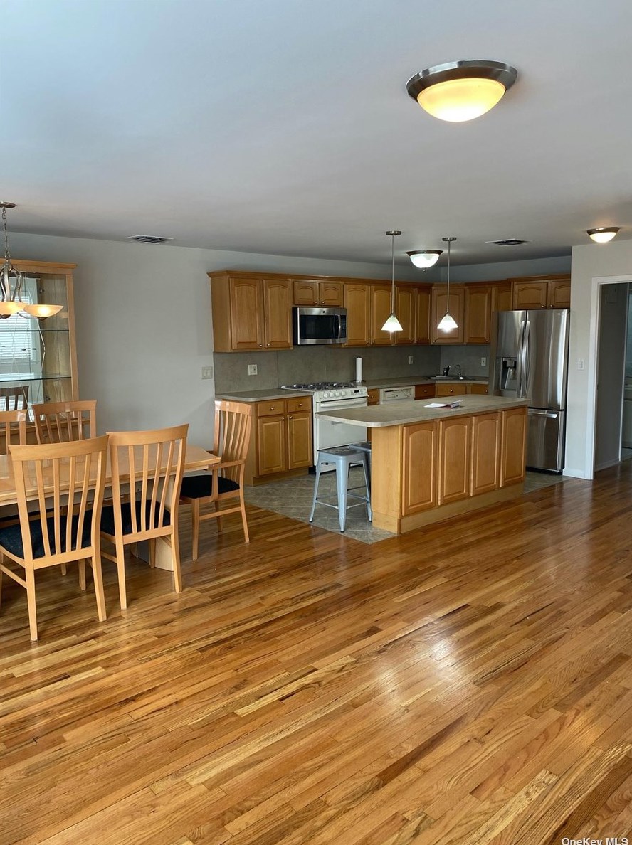 545 117th St, Flushing, NY 11356