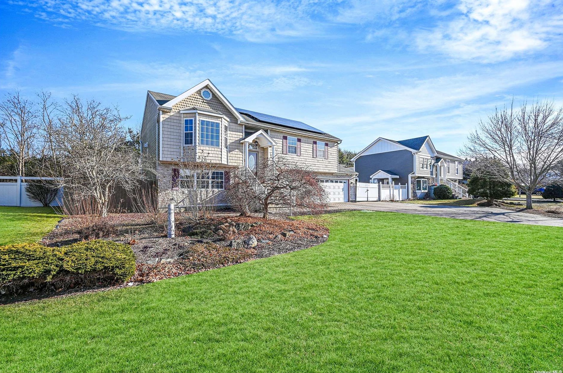 25 Sundown Dr, North Bellport, NY 11713-1133
