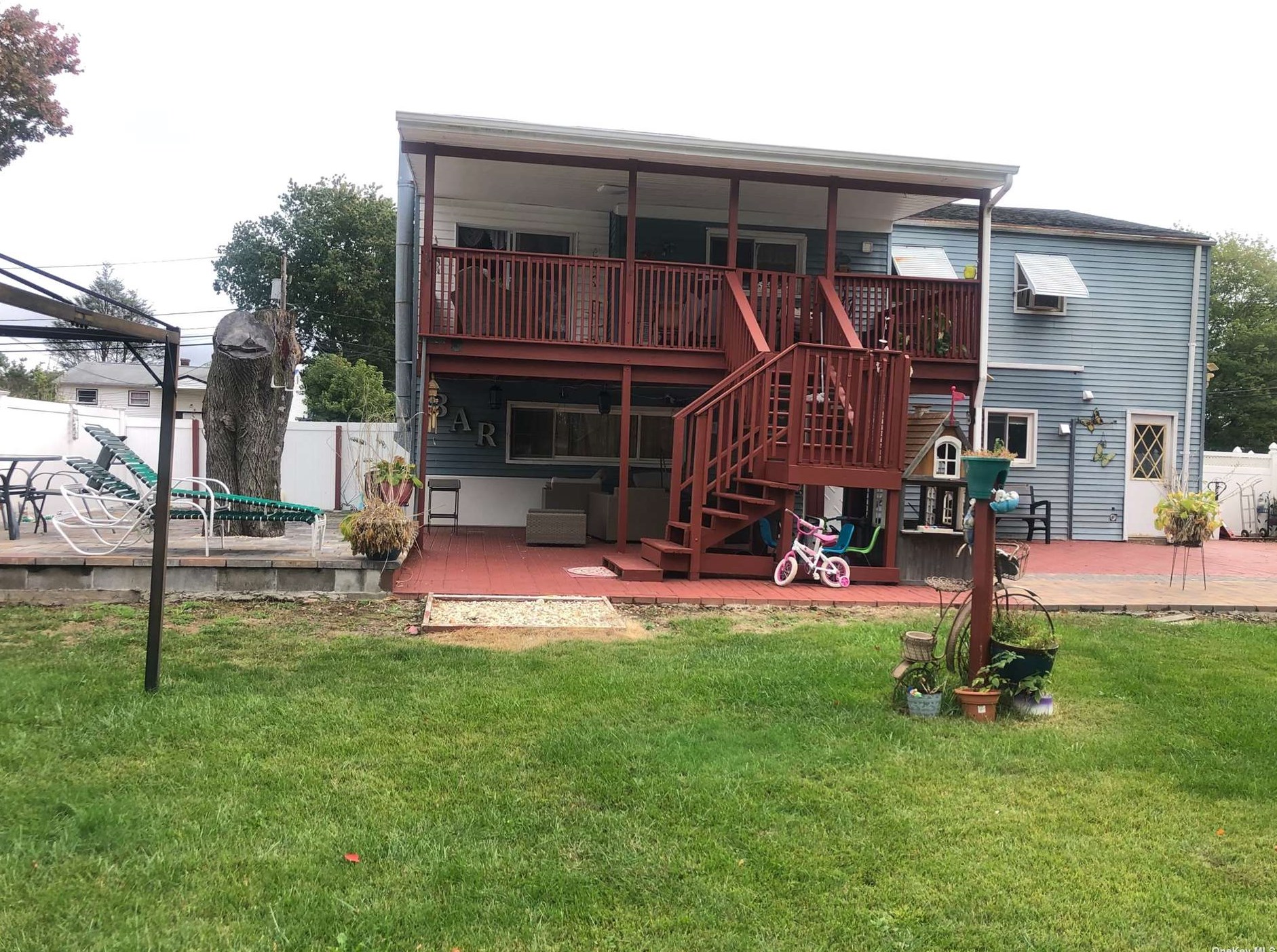24 Winthrop Rd, Pine Air, NY 11717-2346