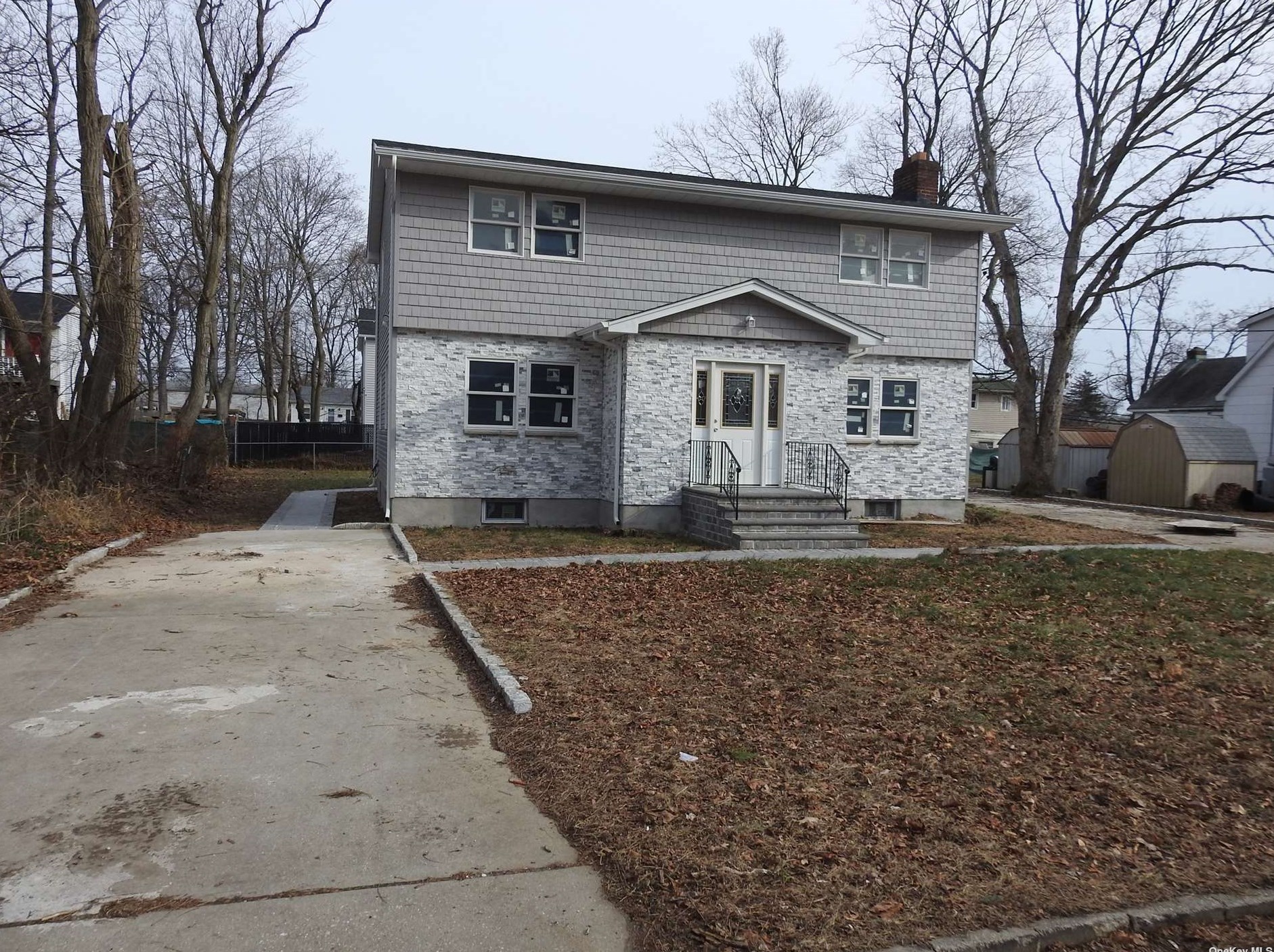 41 S 24th St, Wheatley Heights, NY 11798