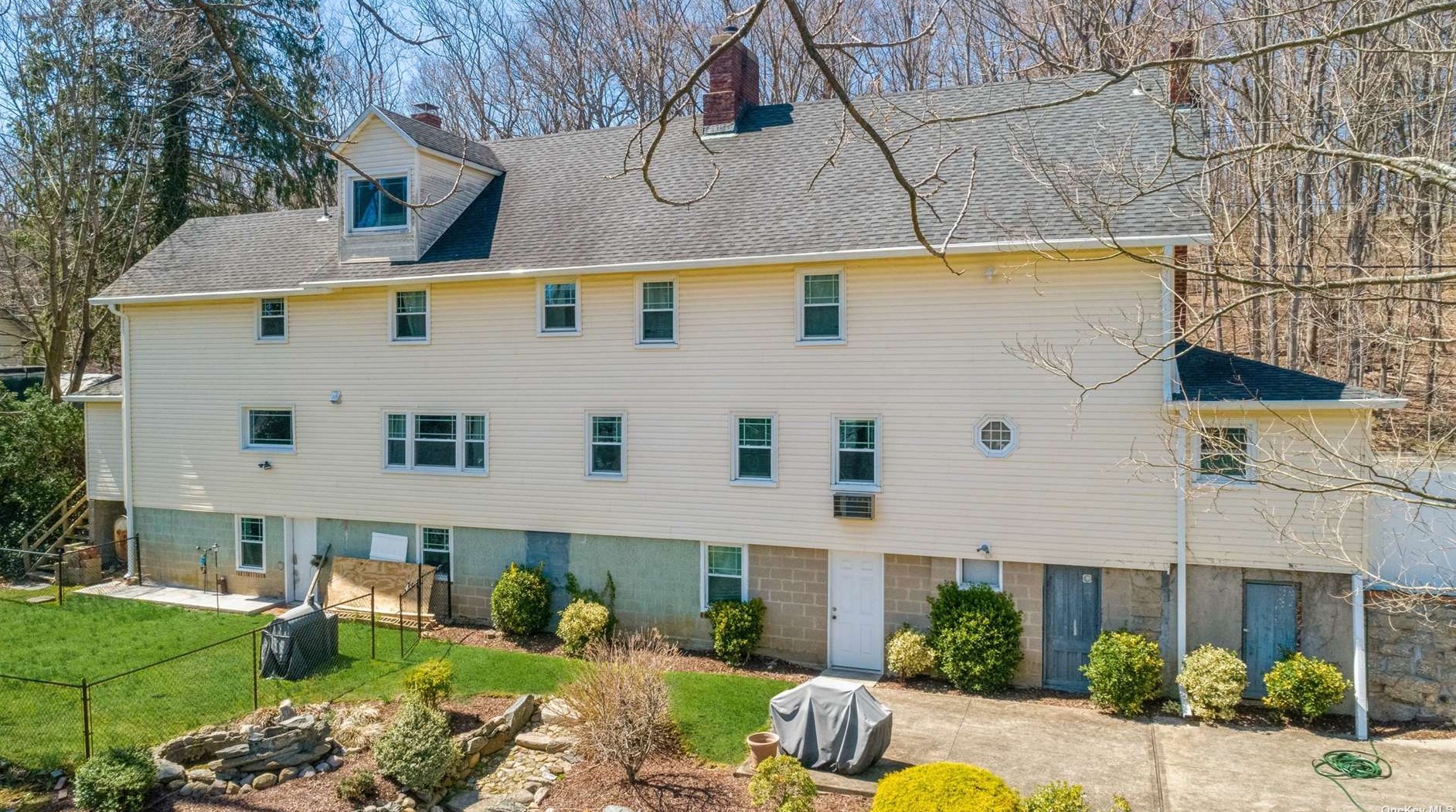 290 Woodbury Rd, Woodbury NY  11797-1201 exterior