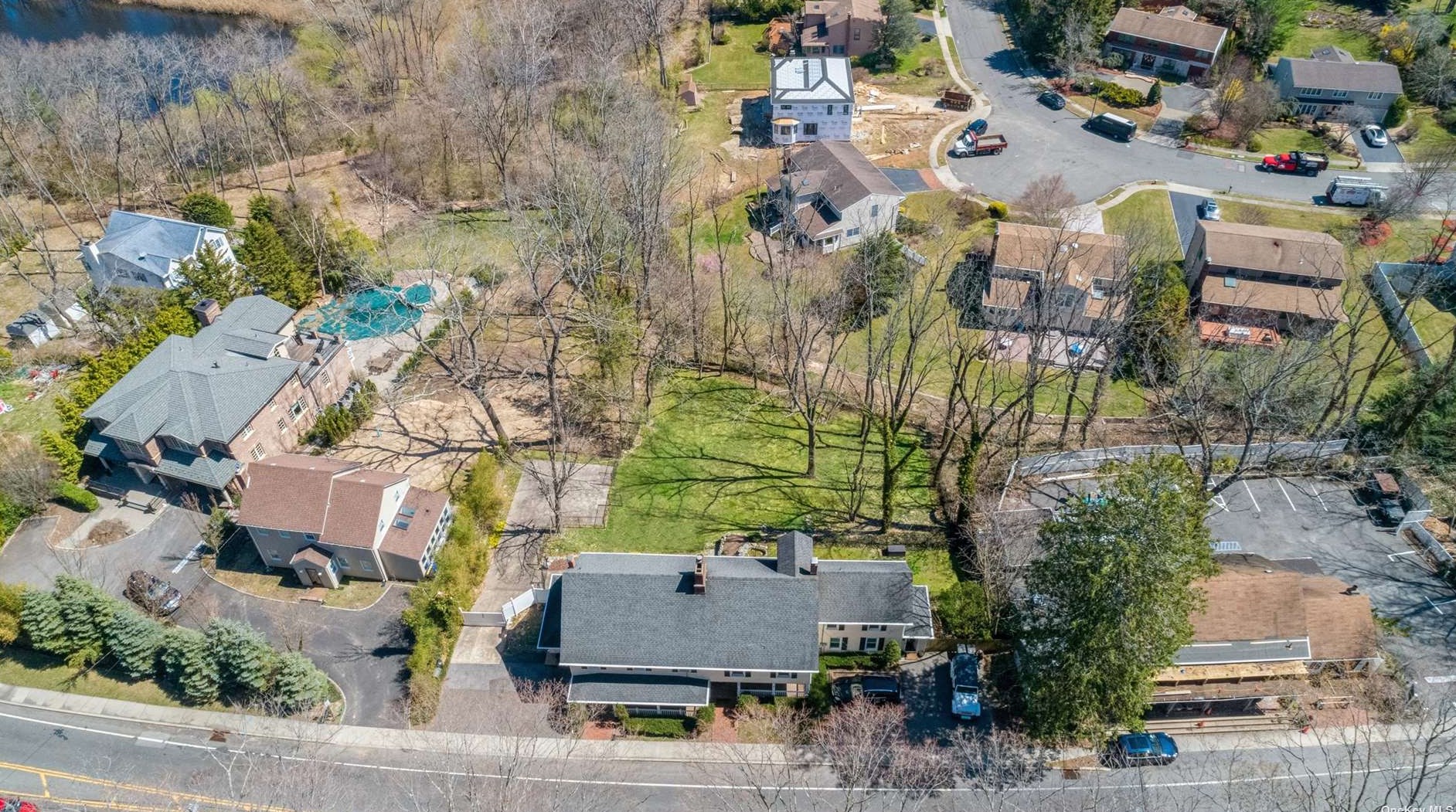290 Woodbury Rd, Woodbury NY  11797-1201 exterior
