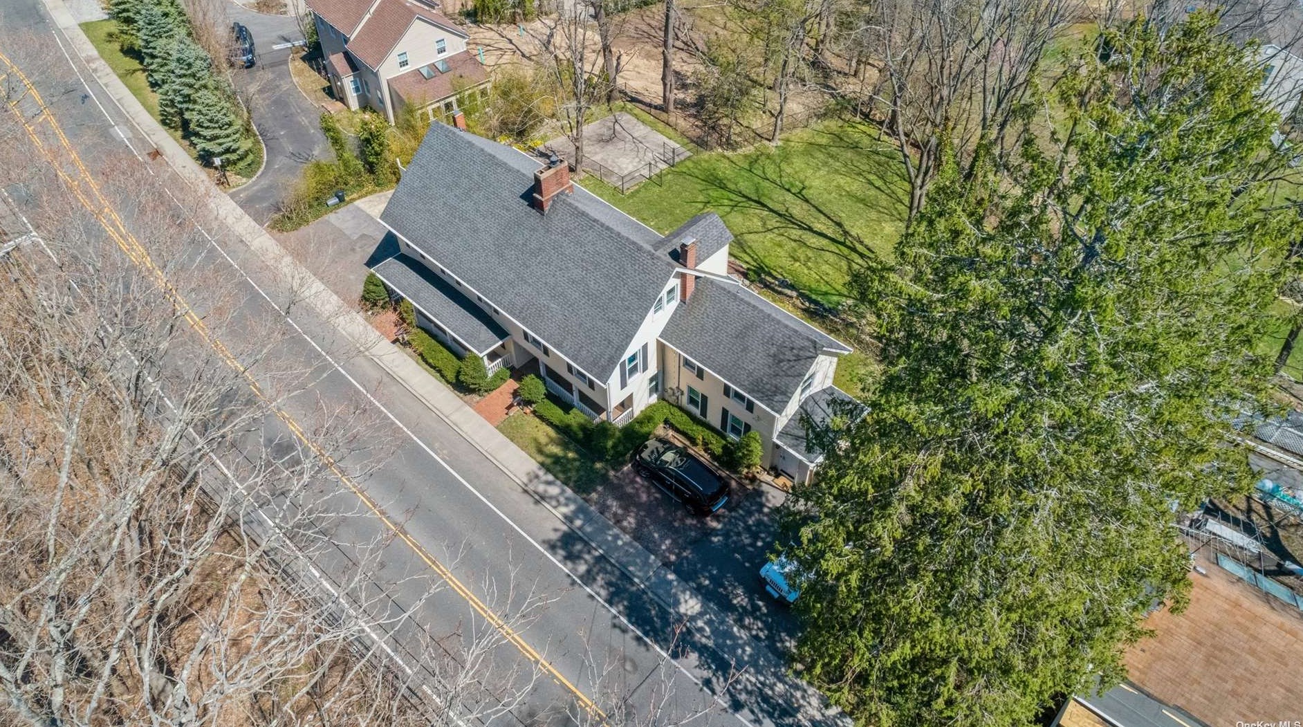 290 Woodbury Rd, Woodbury NY  11797-1201 exterior