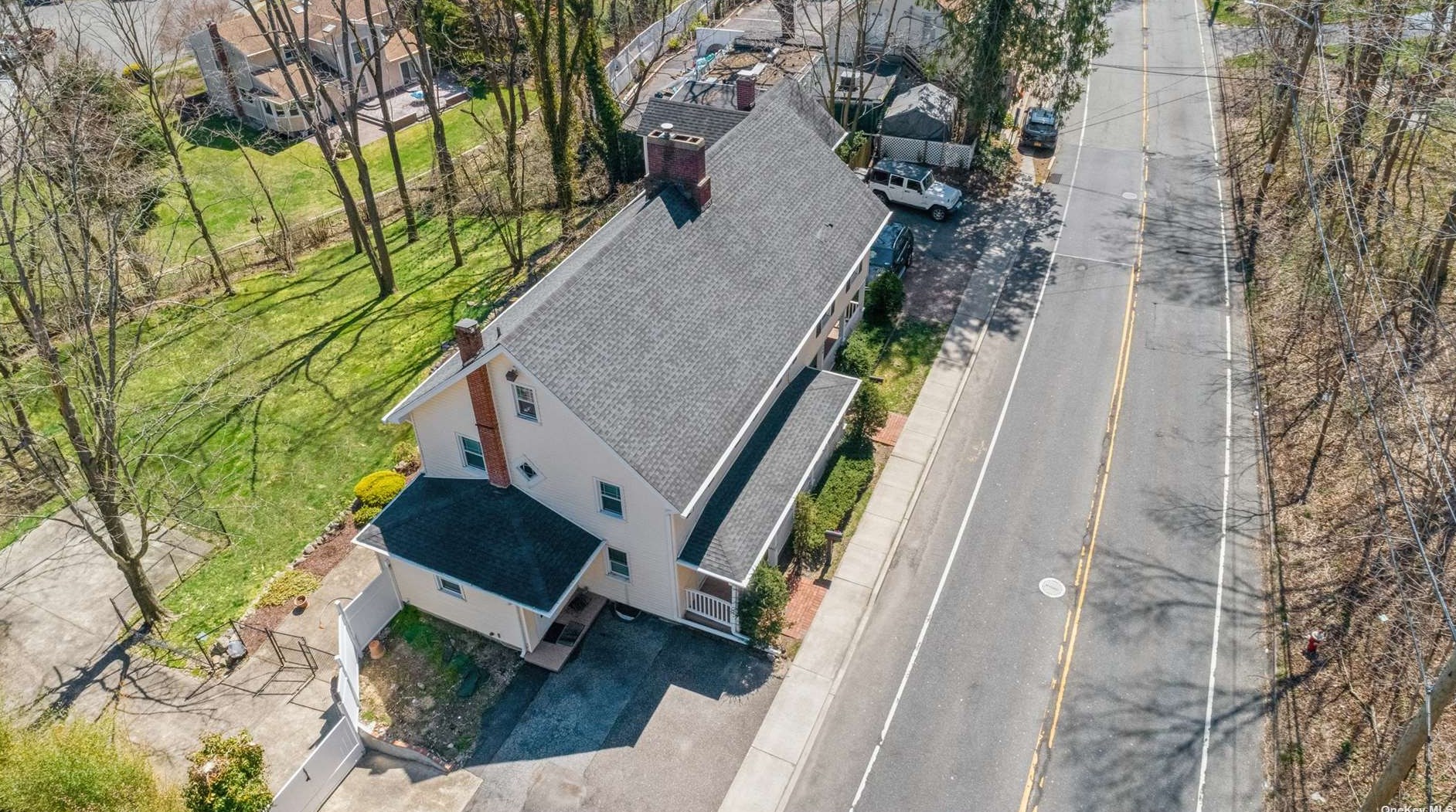 290 Woodbury Rd, Woodbury NY  11797-1201 exterior