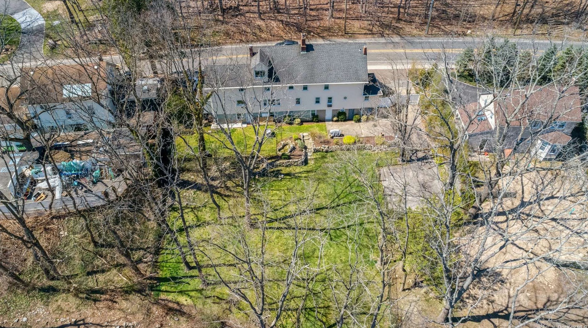 290 Woodbury Rd, Woodbury NY  11797-1201 exterior