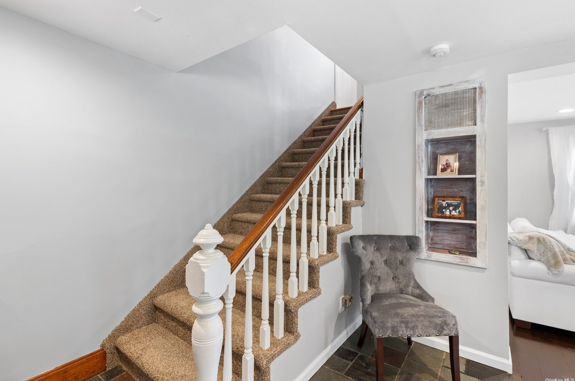 290 Woodbury Rd, Woodbury NY  11797-1201 exterior