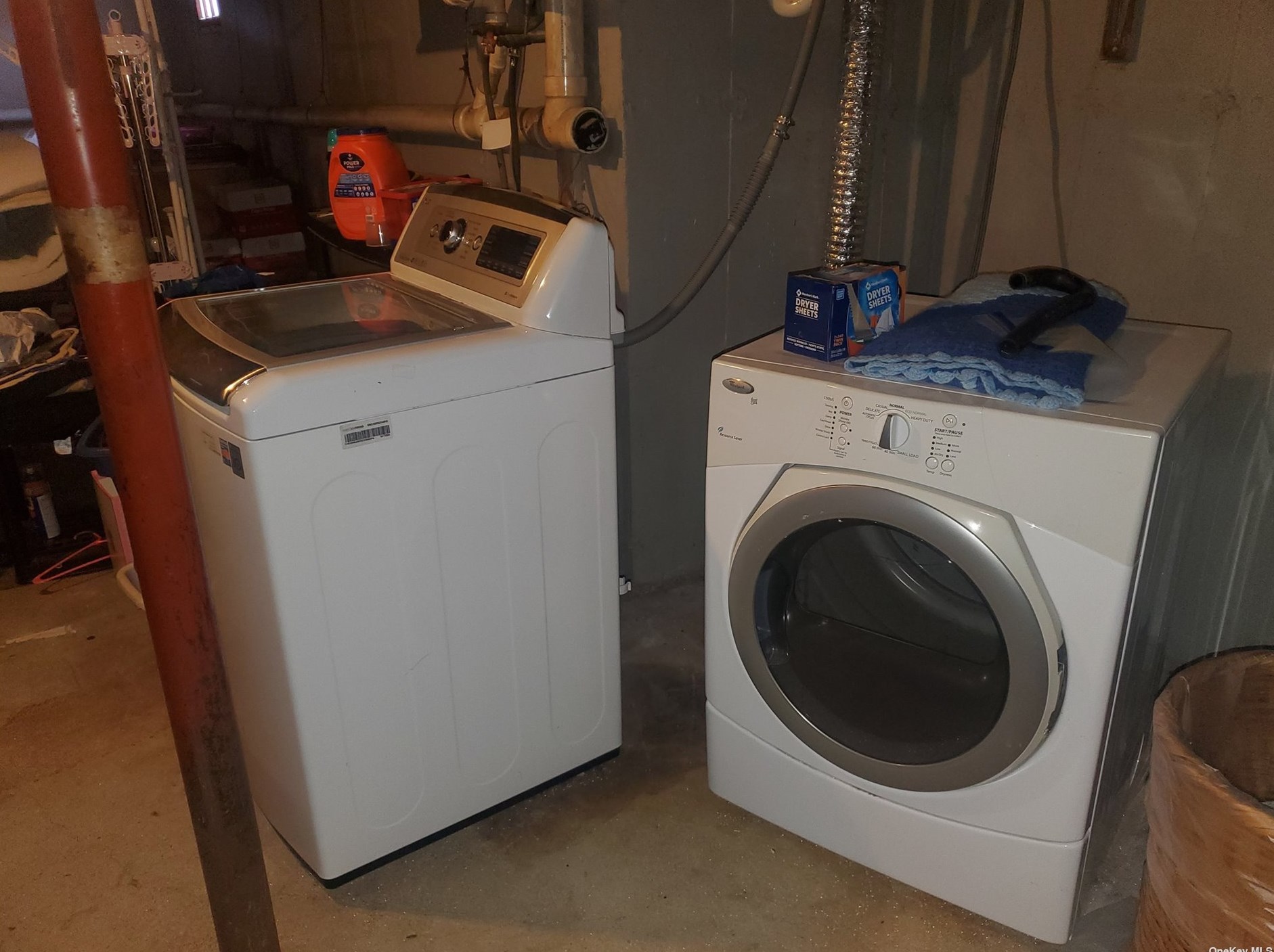 8 Ashwood Dr, Smith Point NY 11967-3904 exterior