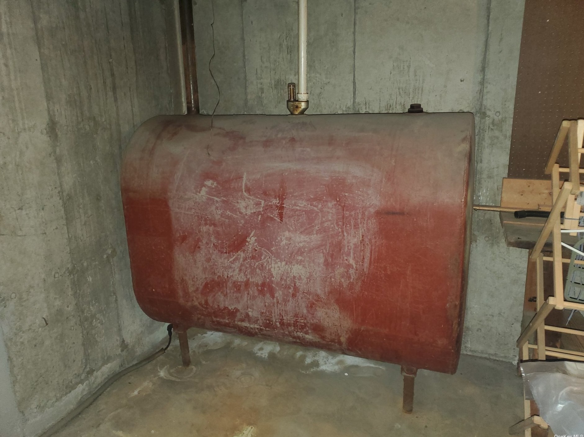 8 Ashwood Dr, Smith Point NY 11967-3904 exterior