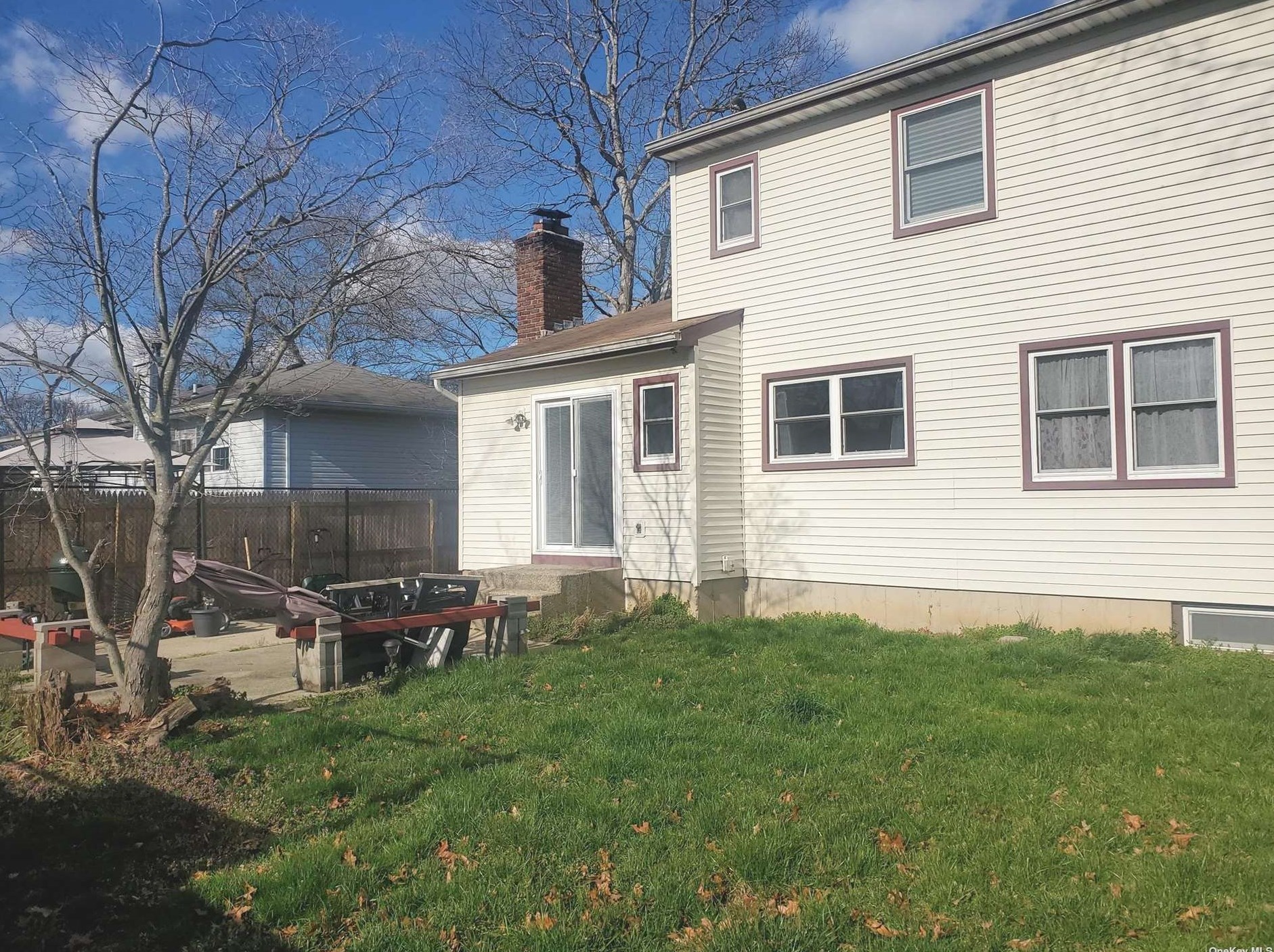 8 Ashwood Dr, Smith Point NY 11967-3904 exterior