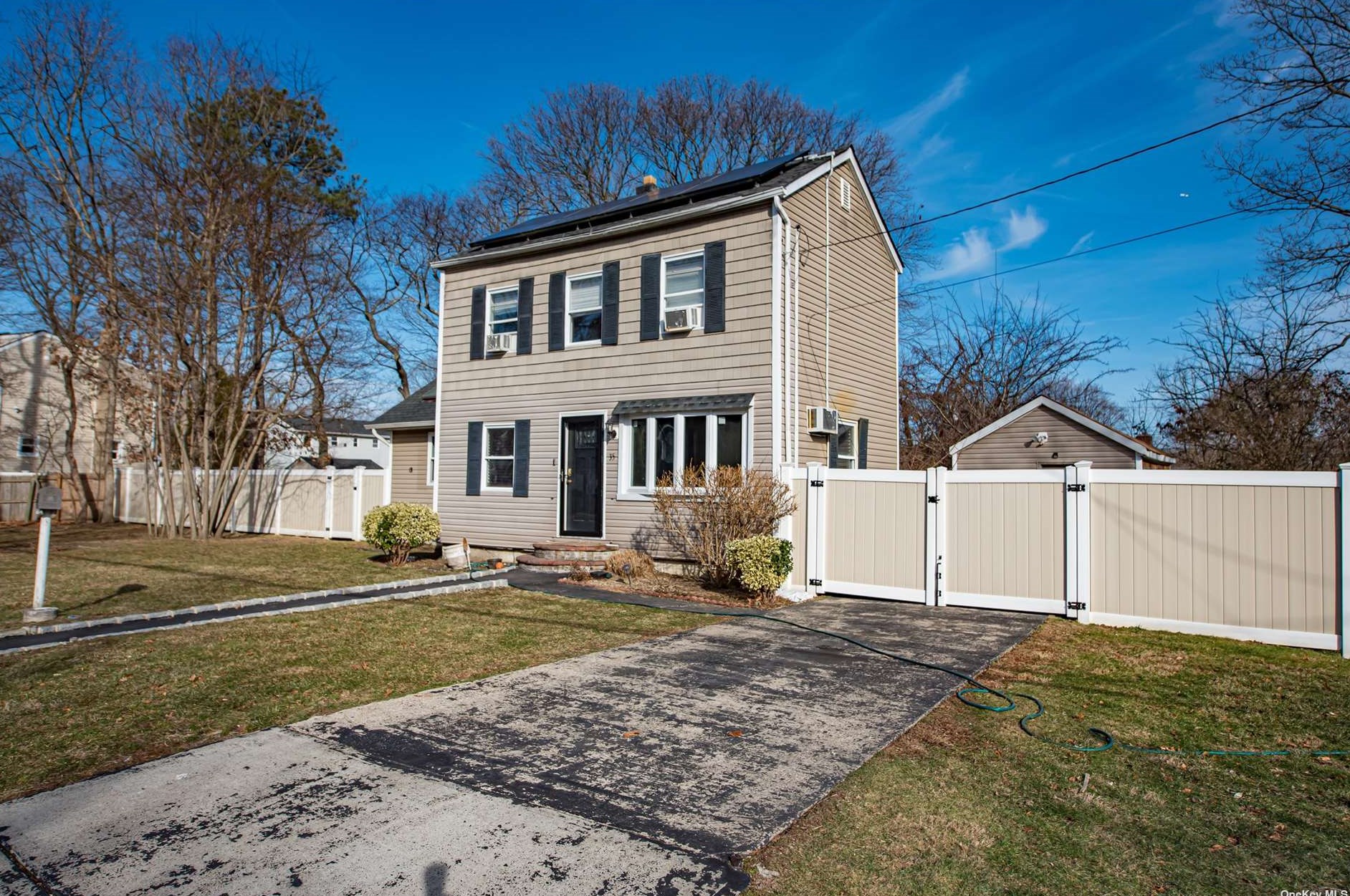 35 Mc Cue Ave, Wheatley Heights, NY 11798