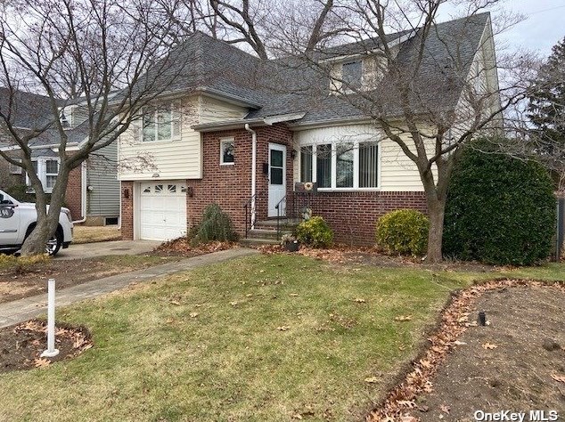 290 Whitehall St, Lynbrook, NY 11563-1034