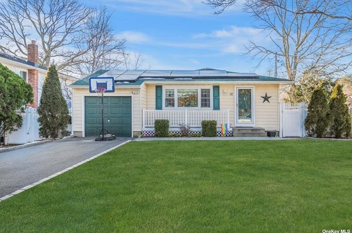32 Bliss St, Canaan Lake, NY 11772-1508