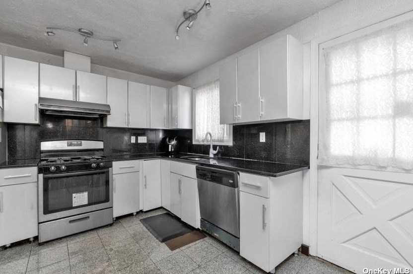 1564 Meadowbrook Rd, North Merrick, NY 11566-1919