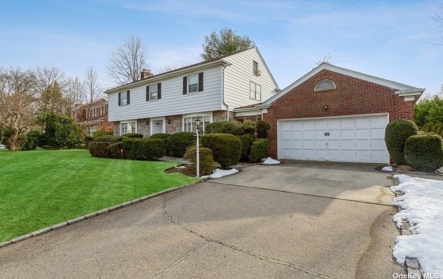 738 Hunt Ln, North Hills, NY 11030-2822