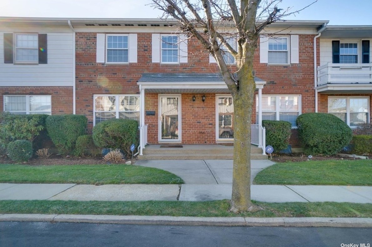 678 Front St #f, Hempstead, NY 11550